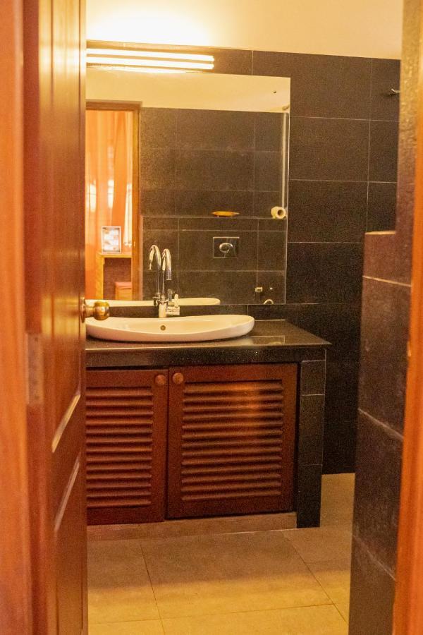Battaramulla Boutique Villa Шри Джайеварденепура Кота Екстериор снимка