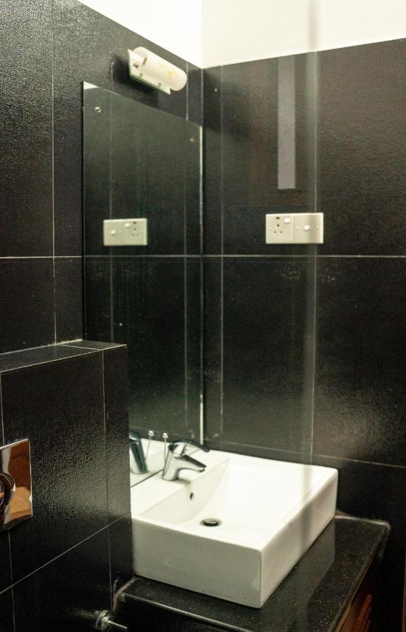 Battaramulla Boutique Villa Шри Джайеварденепура Кота Екстериор снимка